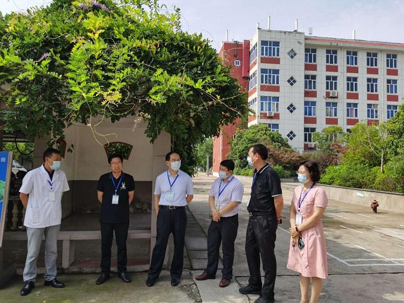 連云港市教育局二級調(diào)研員臧雷巡查考點(diǎn)組織工作.jpg